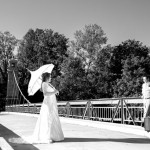 Brautpaar auf antiker Kabelhängebrücke in Langenargen