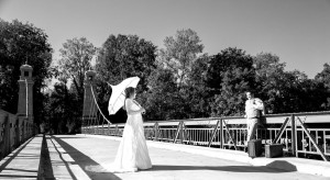 Brautpaar auf antiker Kabelhängebrücke in Langenargen