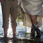 Brautpaar steht im Bodensee