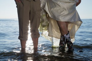 Brautpaar steht im Bodensee