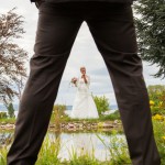 Braut durch die Beine des Bräutigams fotografiert