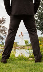 Braut durch die Beine des Bräutigams fotografiert
