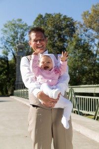 Mann mit einem Baby auf dem Arm