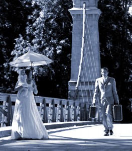 Nostalgisches Brautpaar auf Kabelhängebrücke